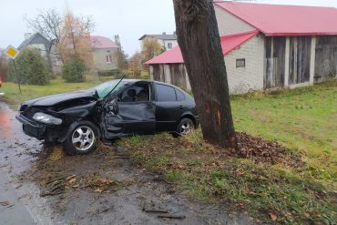 samochód osobowy uderzył w drzewo